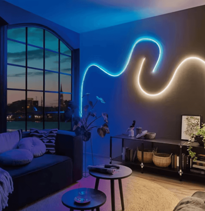 Neon LED-strip 5 meter van Evura Goods. Geïnstalleerd op muur, RGBIC, slimme verlichting, binnen en buiten bruikbaar, waterdicht