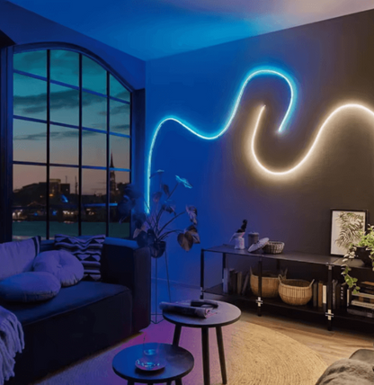 Neon LED-strip 5 meter van Evura Goods. Geïnstalleerd op muur, RGBIC, slimme verlichting, binnen en buiten bruikbaar, waterdicht